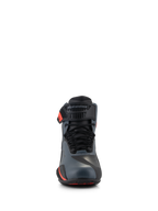 Scarpe Alpinestars Faster-4, scarpe da moto, nero grigio e rosso fluo, vista frontale con tomaia in microfibra senza cuciture, lacci tradizionali e cinturino regolabile sulla caviglia con logo Alpinestars