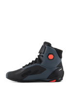 Scarpe Alpinestars Faster-4, scarpe da moto, nero, grigio e rosso fluo, vista laterale che mette in evidenza il marchio "Alpinestars Protects", costruzione tecnica in microfibra con lacci e cinturino a strappo, dettagli protettivi su caviglia e tallone per la guida su strada
