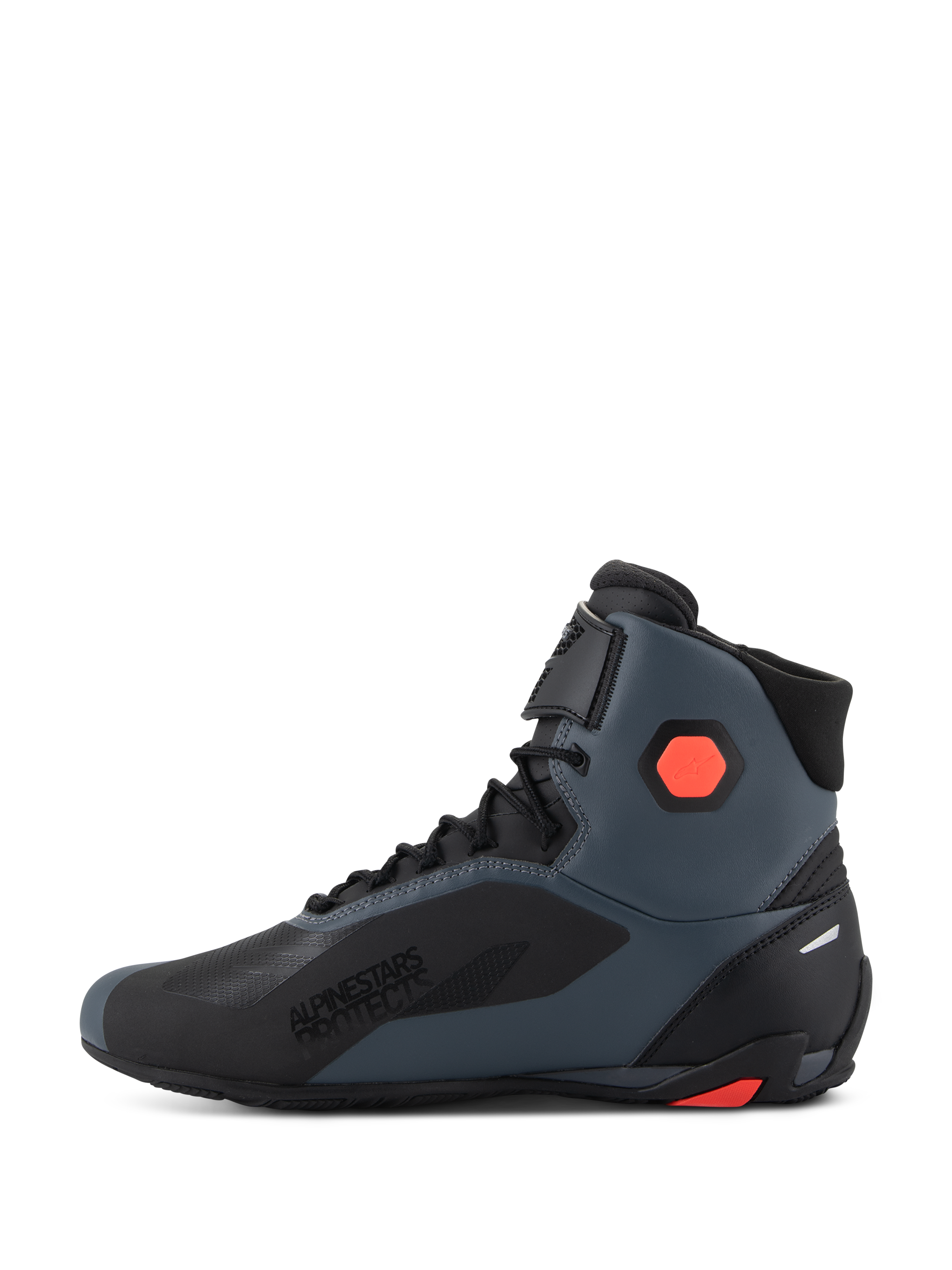 Scarpe Alpinestars Faster-4, scarpe da moto, nero, grigio e rosso fluo, vista laterale che mette in evidenza il marchio "Alpinestars Protects", costruzione tecnica in microfibra con lacci e cinturino a strappo, dettagli protettivi su caviglia e tallone per la guida su strada