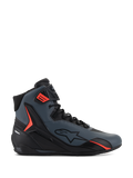 Alpinestars Faster-4 Shoes, scarpe da moto alte, grigio scuro e nero con vivaci accenti rossi, caratterizzate da una tomaia in microfibra dal design aerodinamico, logo a stella laterale e sistema di allacciatura sicuro con cinturino regolabile sulla caviglia