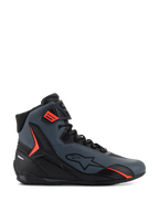 Alpinestars Faster-4 Shoes, scarpe da moto alte, grigio scuro e nero con vivaci accenti rossi, caratterizzate da una tomaia in microfibra dal design aerodinamico, logo a stella laterale e sistema di allacciatura sicuro con cinturino regolabile sulla caviglia
