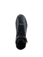 Alpinestars Faster-4 Shoes, scarpe da moto, nero grigio e rosso fluo, vista dall'alto che evidenzia la chiusura con lacci e il cinturino alla caviglia, tomaia in microfibra tecnica con pannelli senza cuciture, design sportivo per la guida su strada ad alte prestazioni.