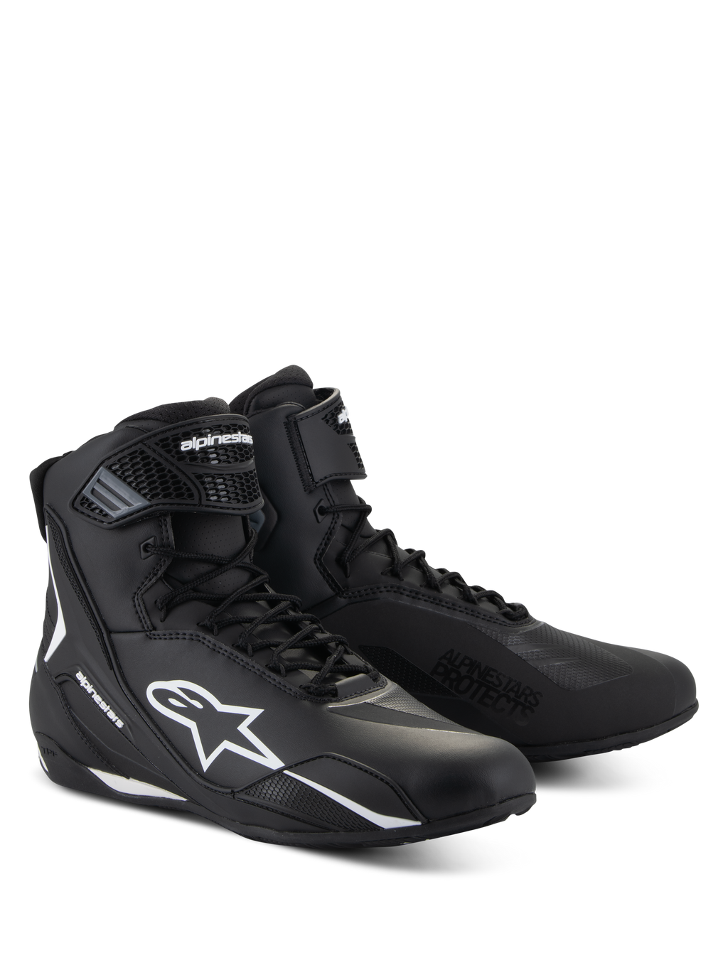 Alpinestars Faster-4 Shoes, scarpe da moto nere con accenti bianchi, design a taglio medio con logo Astars bianco, scritta 'Alpinestars Protects' sulla punta e chiusura combinata con lacci e velcro.