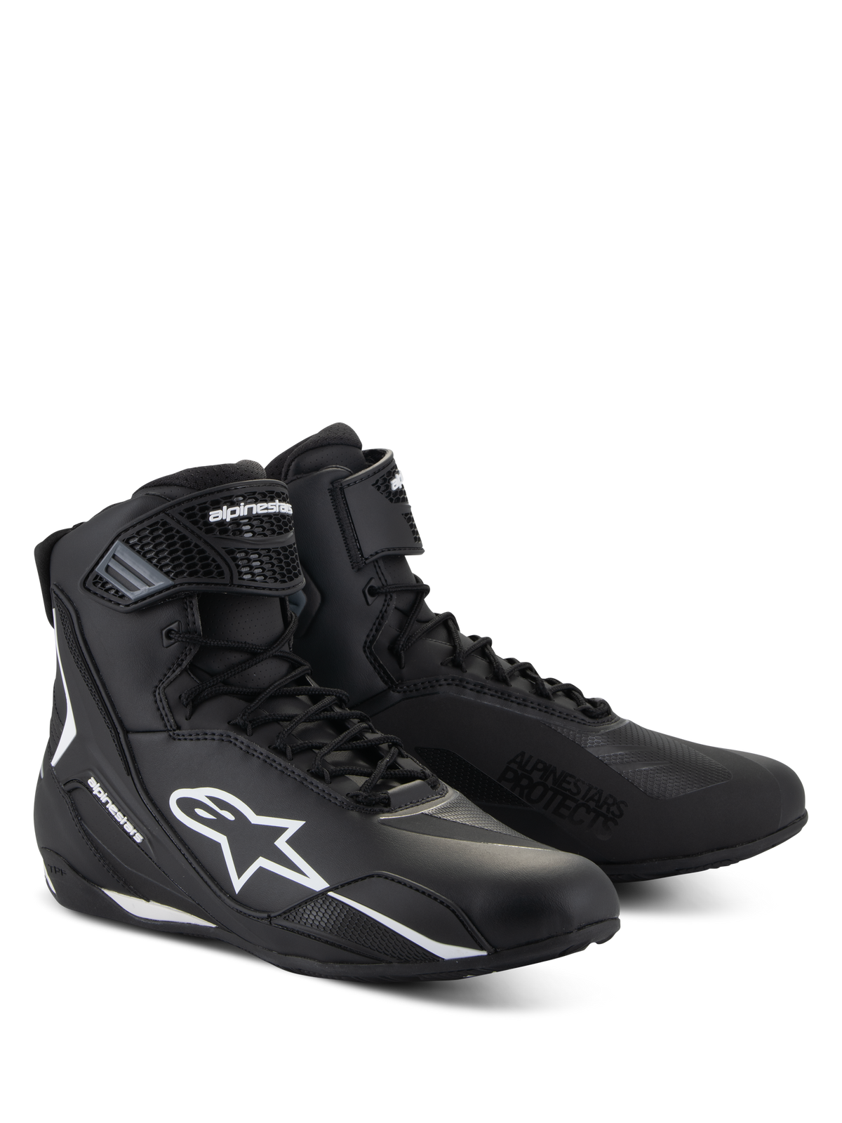 Alpinestars Faster-4 Shoes, scarpe da moto nere con accenti bianchi, design a taglio medio con logo Astars bianco, scritta 'Alpinestars Protects' sulla punta e chiusura combinata con lacci e velcro.