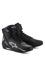 Alpinestars Faster-4 Shoes, scarpe da moto nere con accenti bianchi, design a taglio medio con logo Astars bianco, scritta 'Alpinestars Protects' sulla punta e chiusura combinata con lacci e velcro.