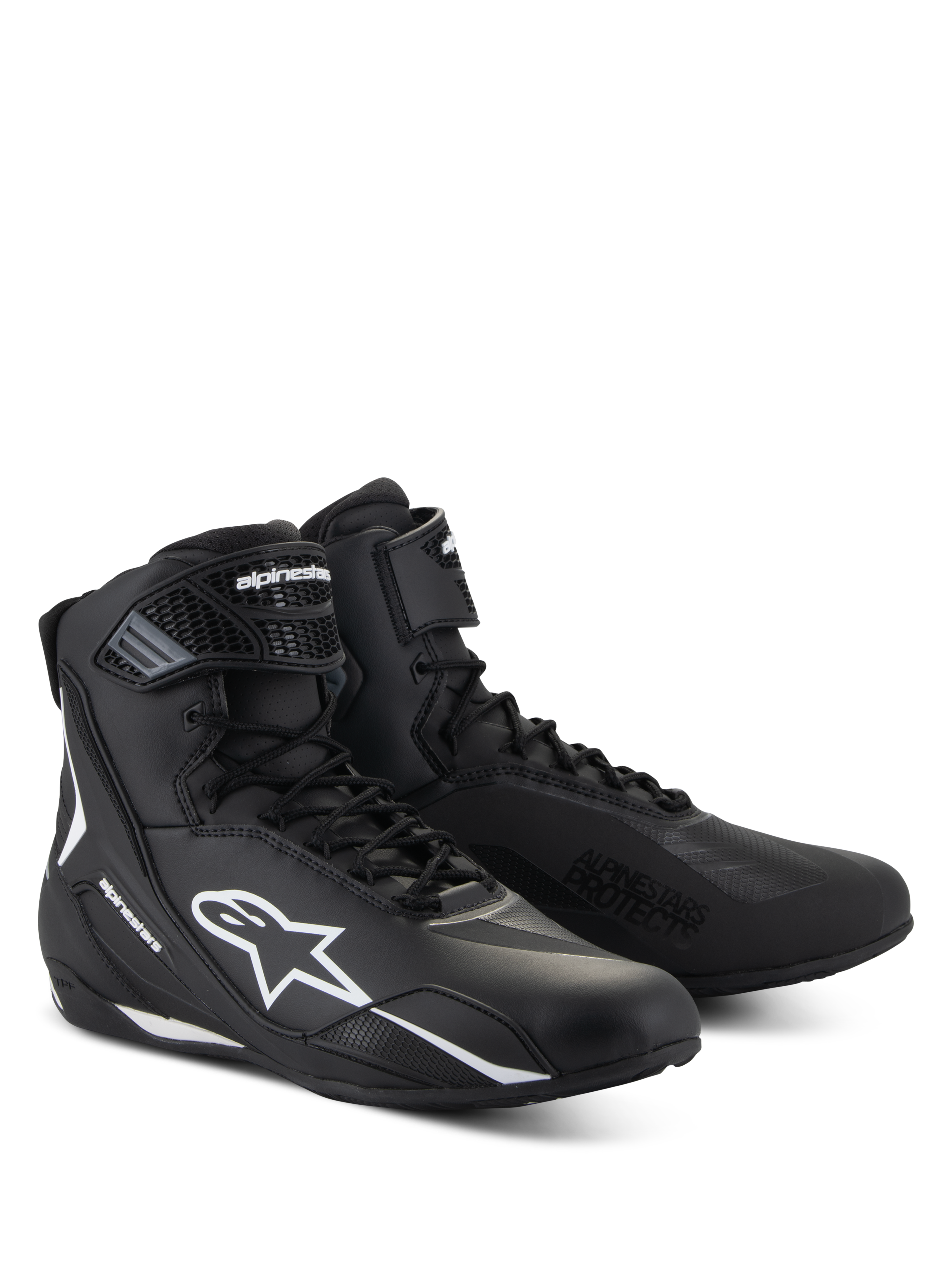 Alpinestars Faster-4 Shoes, scarpe da moto nere con accenti bianchi, design a taglio medio con logo Astars bianco, scritta 'Alpinestars Protects' sulla punta e chiusura combinata con lacci e velcro.