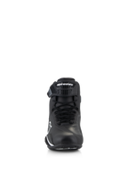 Alpinestars Faster-4, scarpe da moto, nero e bianco, vista frontale che mostra la chiusura con lacci e il cinturino regolabile in TPR sulla caviglia con logo Alpinestars, design profilato e protettivo per la guida su strada