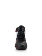 Scarpe Alpinestars Faster-4, scarpe da moto, nero, bianco e rosso, vista frontale con chiusura tradizionale a lacci e cinturino ergonomico in TPR con logo Alpinestars, tomaia in microfibra con inserti rossi