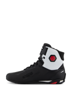 Scarpe Alpinestars Faster-4, scarpe da moto, nero, bianco e rosso, vista laterale di profilo con tomaia in microfibra nera, pannello bianco sulla caviglia, protezione esagonale rossa, chiusura con lacci e cinturino superiore e marchio 'Alpinestars Protects'.
