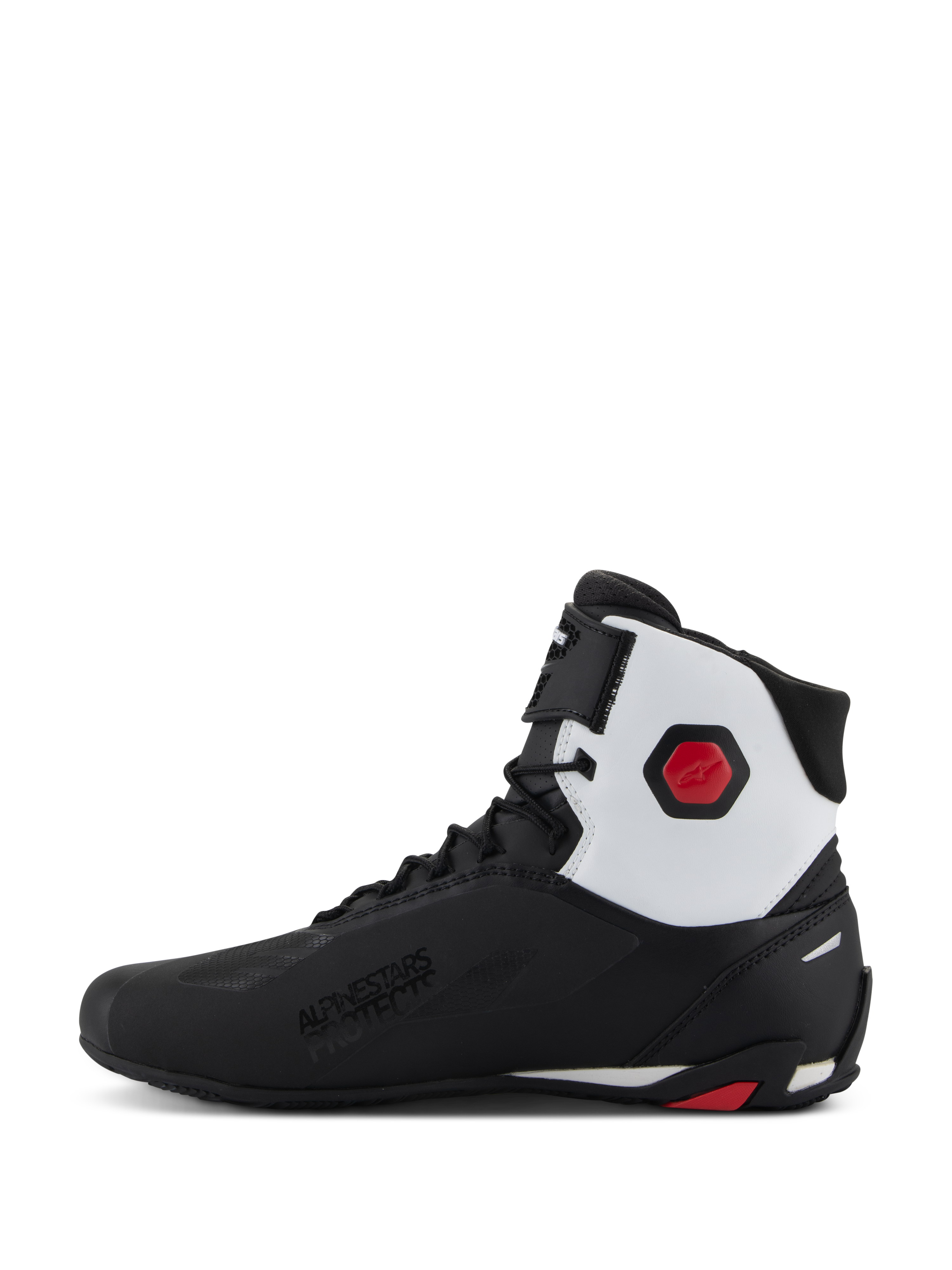 Scarpe Alpinestars Faster-4, scarpe da moto, nero, bianco e rosso, vista laterale di profilo con tomaia in microfibra nera, pannello bianco sulla caviglia, protezione esagonale rossa, chiusura con lacci e cinturino superiore e marchio 'Alpinestars Protects'.