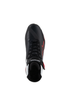 Scarpe Alpinestars Faster-4, scarpe da moto, nero bianco rosso, vista dall'alto con lacci neri e cinturino in velcro sulla caviglia, logo a stella Alpinestars rosso sul lato laterale, accenti bianchi sul tallone, design della punta asimmetrico per il cambio