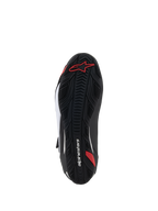 Scarpe Alpinestars Faster-4, scarpe da moto, vista della suola, gomma nera con motivo grip testurizzato, logo Alpinestars rosso e branding bianco, progettate per la guida su strada e sportiva
