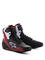 Scarpe Alpinestars Faster-4, scarpe da moto, nero, bianco e rosso scuro, con chiusura a lacci e cinturino sulla caviglia, logo Alpinestars bianco sul lato, design sportivo con protezione rinforzata per la guida su strada