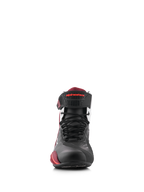 Alpinestars Faster-4 Shoes, Nero Bianco Rosso Scuro, vista frontale di calzature da moto, caratterizzate da tomaia in microfibra nera con accenti rossi, chiusura con lacci e cinturino in velcro sulla caviglia con logo Alpinestars rosso