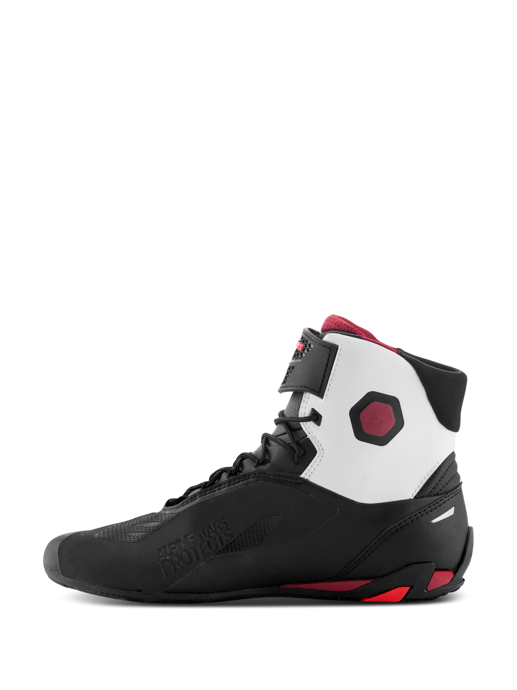 Alpinestars Scarpe Faster-4, scarpe da moto, nero, bianco e rosso scuro, vista di profilo mediale con pannelli del colletto superiore bianchi, struttura in microfibra nera e accenti rosso scuro sul tallone e sulla caviglia.
