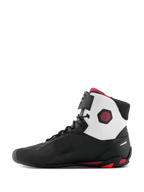 Alpinestars Scarpe Faster-4, scarpe da moto, nero, bianco e rosso scuro, vista di profilo mediale con pannelli del colletto superiore bianchi, struttura in microfibra nera e accenti rosso scuro sul tallone e sulla caviglia.