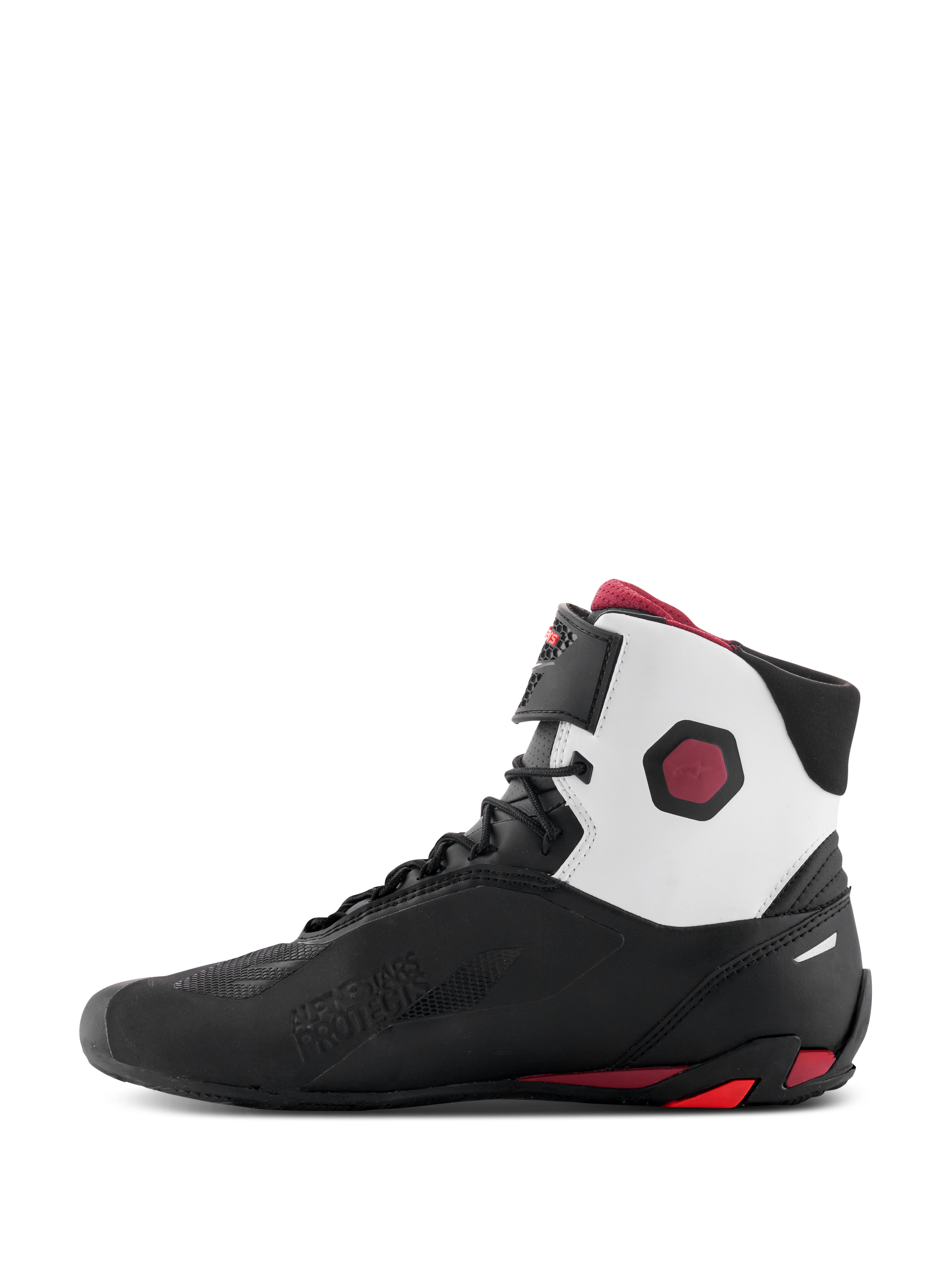 Alpinestars Scarpe Faster-4, scarpe da moto, nero, bianco e rosso scuro, vista di profilo mediale con pannelli del colletto superiore bianchi, struttura in microfibra nera e accenti rosso scuro sul tallone e sulla caviglia.