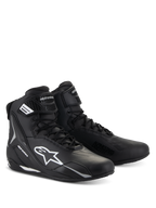 Scarpe Alpinestars Stella Faster-4, scarpe da moto da donna, nero con dettagli bianchi, design sportivo a profilo alto con chiusura a lacci e cinturino a strappo sulla caviglia, costruzione in microfibra resistente con loghi protettivi laterali