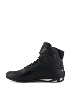 Scarpe Alpinestars Stella Faster-4, scarpe da moto da donna, nero con dettagli bianchi, vista laterale, design a profilo alto con chiusura a lacci e cinturino regolabile sulla caviglia, calzature protettive da moto
