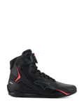 Scarpe Alpinestars Stella Faster-4, scarpe da moto per donna, nero con accenti Diva Pink, vista laterale, design alto con lacci e cinturino alla caviglia, calzatura protettiva urbana sportiva