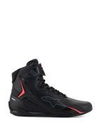 Scarpe Alpinestars Stella Faster-4, scarpe da moto per donna, nero con accenti Diva Pink, vista laterale, design alto con lacci e cinturino alla caviglia, calzatura protettiva urbana sportiva