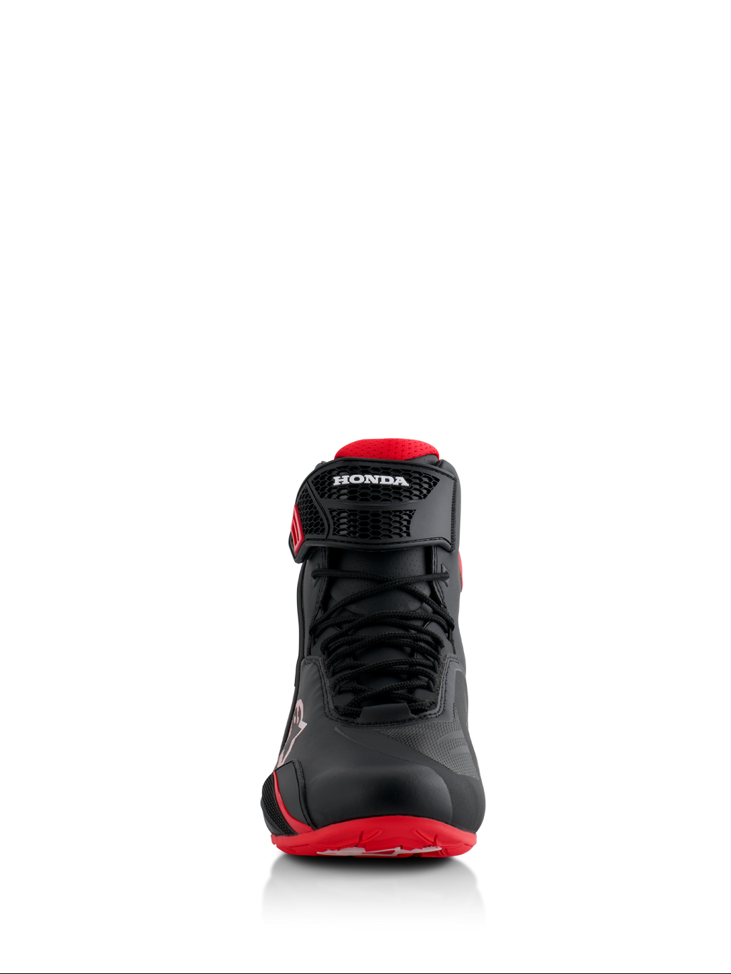 Scarpe Alpinestars Honda Faster-4, nero e rosso, vista frontale, con costruzione in microfibra senza cuciture, chiusura con lacci e cinturino regolabile alla caviglia con marchio Honda