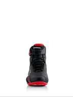 Scarpe Alpinestars Honda Faster-4, nero e rosso, vista frontale, con costruzione in microfibra senza cuciture, chiusura con lacci e cinturino regolabile alla caviglia con marchio Honda