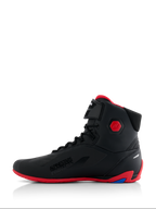 Scarpe Alpinestars Honda Faster-4, scarpe da moto, nero e rosso, vista laterale, con suola rosso acceso e protezione esagonale sulla caviglia, stile sneaker alta con chiusura a lacci e cinturino a strappo, logo 'Alpinestars Protects', calzature tecniche ed eleganti per la guida su strada