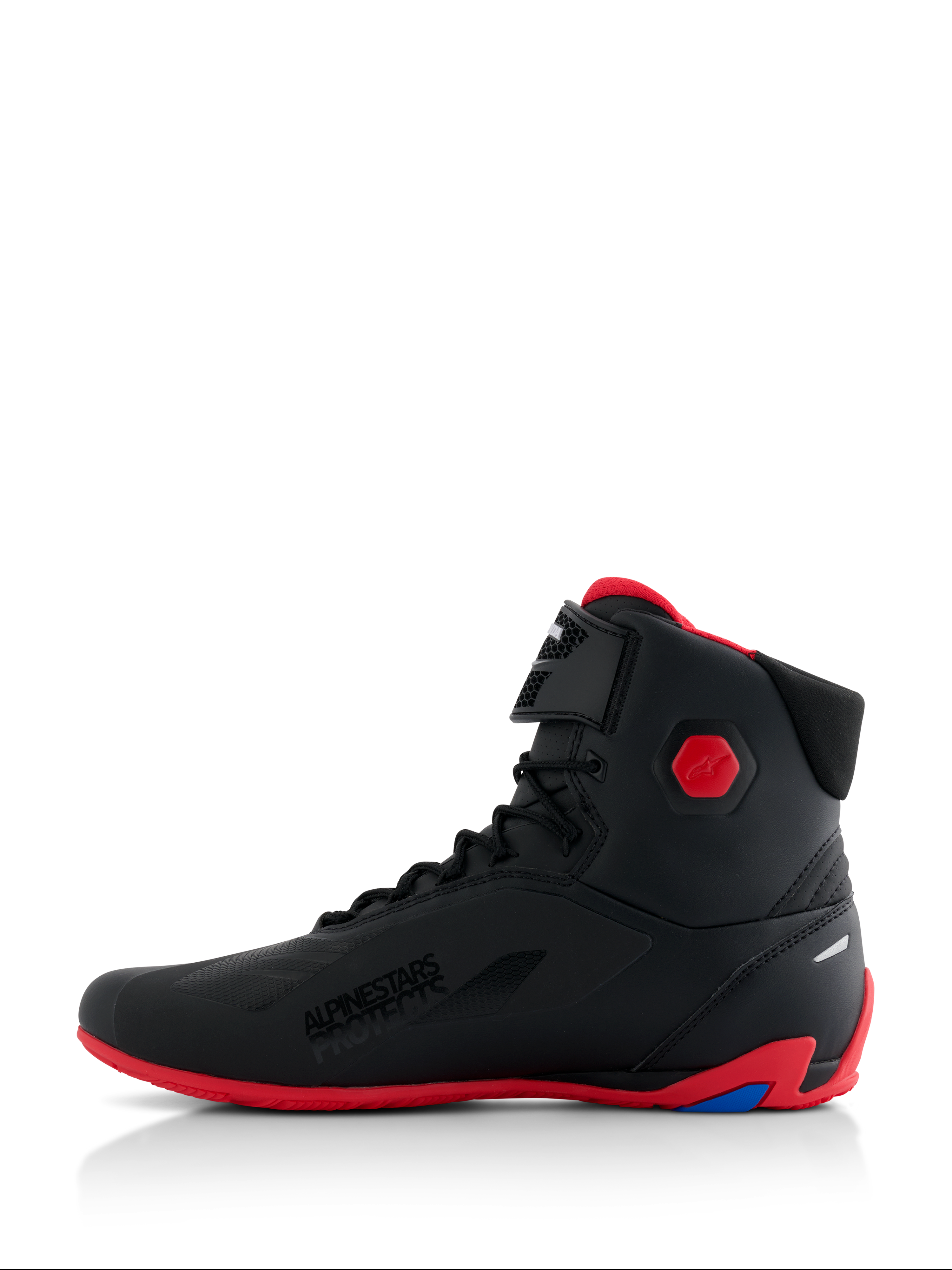 Scarpe Alpinestars Honda Faster-4, scarpe da moto, nero e rosso, vista laterale, con suola rosso acceso e protezione esagonale sulla caviglia, stile sneaker alta con chiusura a lacci e cinturino a strappo, logo 'Alpinestars Protects', calzature tecniche ed eleganti per la guida su strada