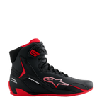 Alpinestars Honda Faster-4 Shoes, scarpa da moto alta nera e rossa, elegante design in microfibra con logo a stella striato, suola rossa e interno imbottito, marchio Honda sul tallone, calzatura tecnica per sport motoristici