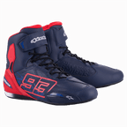 Alpinestars MM93 Austin Riding Shoe, scarpe da moto a profilo alto, blu navy e rosso acceso, con l'evidente logo 93 sul lato, chiusura sicura con lacci e cinturino a strappo, design sportivo per la guida su strada