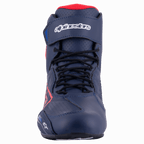 Alpinestars Austin Riding Shoe, vista frontale, Night Navy e Bright Red, con lacci neri, cinturino alla caviglia in velcro con logo bianco e struttura in microfibra traforata.