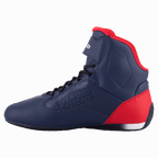 Scarpa da moto Alpinestars Austin, Night Navy e Bright Red, vista laterale con tomaia in microfibra blu navy, dettagli rossi su tallone e collarino, lacci neri, marchio 'Alpinestars Protects' in rilievo, calzatura tecnica da moto alta