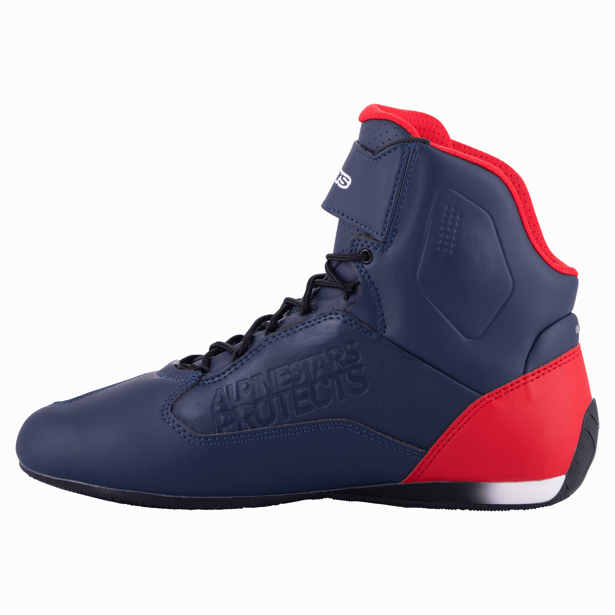 Scarpa da moto Alpinestars Austin, Night Navy e Bright Red, vista laterale con tomaia in microfibra blu navy, dettagli rossi su tallone e collarino, lacci neri, marchio 'Alpinestars Protects' in rilievo, calzatura tecnica da moto alta