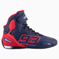 Scarpa da moto Alpinestars Austin, sneaker alta da motociclismo, Night Navy e Bright Red, con grafica MM93 numero 93, chiusura con lacci e cinturino in velcro, design sportivo ispirato alle corse con struttura in microfibra