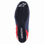 Scarpa da moto Alpinestars Austin, Night Navy e Bright Red, vista dal basso che mostra la suola in gomma nera con trama a onde e logo Alpinestars bianco