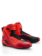 Scarpe Alpinestars MM93 Faster-4, scarpe da moto, rosso fluo, rosso brillante e nero, prospettiva anteriore destra, con marchio Marc Marquez 93, chiusura tradizionale con lacci e cinturino a strappo, design sportivo con inserti protettivi in TPU e struttura in microfibra leggera.