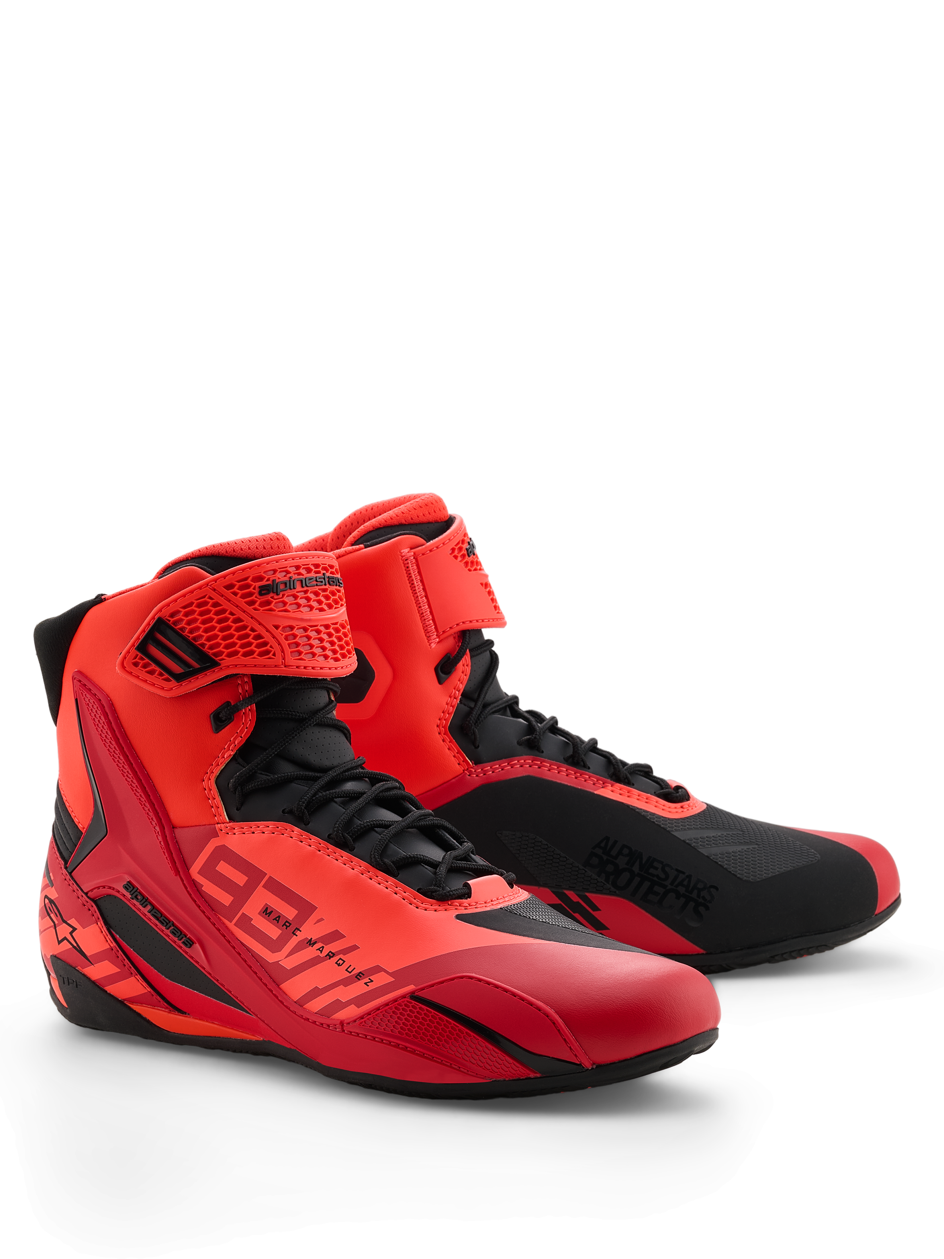 Scarpe Alpinestars MM93 Faster-4, scarpe da moto, rosso fluo, rosso brillante e nero, prospettiva anteriore destra, con marchio Marc Marquez 93, chiusura tradizionale con lacci e cinturino a strappo, design sportivo con inserti protettivi in TPU e struttura in microfibra leggera.