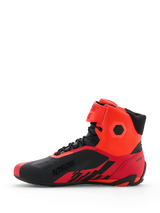 Scarpe Alpinestars MM93 Faster-4, scarpe da moto, rosso fluo e nero, vista laterale che mostra la costruzione in microfibra tecnica, chiusura con lacci e cinturino alla caviglia a strappo, marchio 'ALPINESTARS PROTECTS' sul lato, design d'ispirazione sportiva per la guida su strada
