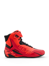 Alpinestars MM93 Faster-4 Shoes, scarpe da moto, rosso fluo, rosso brillante e nero, vista laterale di profilo, con logo 93 Marc Marquez in evidenza, chiusura con lacci e cinturino alla caviglia a strappo e dettagli protettivi in TPR.