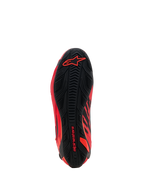 Scarpe Alpinestars MM93 Faster-4, scarpe da moto, rosso fluo, rosso brillante e nero, vista della suola con motivo dell'aderenza in gomma testurizzata, logo Alpinestars rosso su tallone e avampiede, design di calzature sportive e da corsa ad alte prestazioni