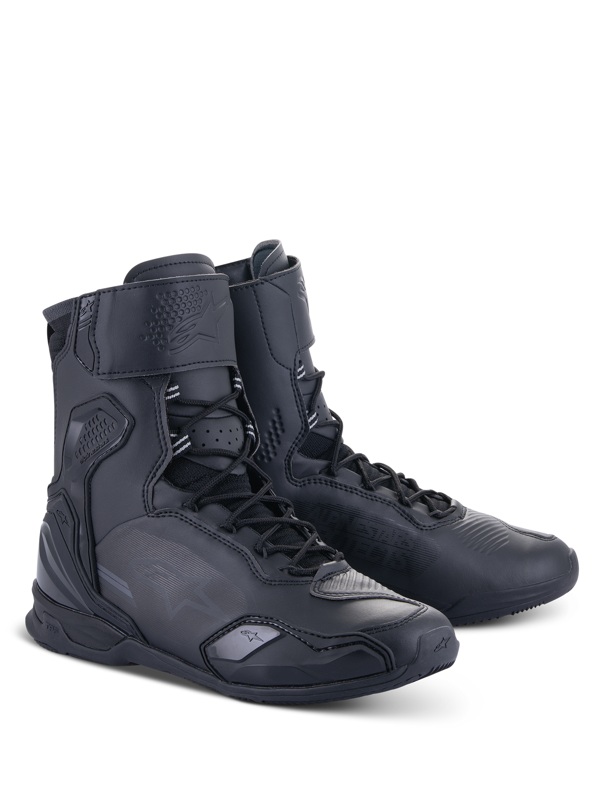 Scarpe Alpinestars Superfaster, scarpe da moto a profilo alto nero su nero, dotate di sistema di allacciatura rapida, protezioni rinforzate per caviglia e tallone, elegante struttura in microfibra per la guida su strada.