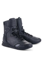 Scarpe Alpinestars Superfaster, scarpe da moto a profilo alto nero su nero, dotate di sistema di allacciatura rapida, protezioni rinforzate per caviglia e tallone, elegante struttura in microfibra per la guida su strada.