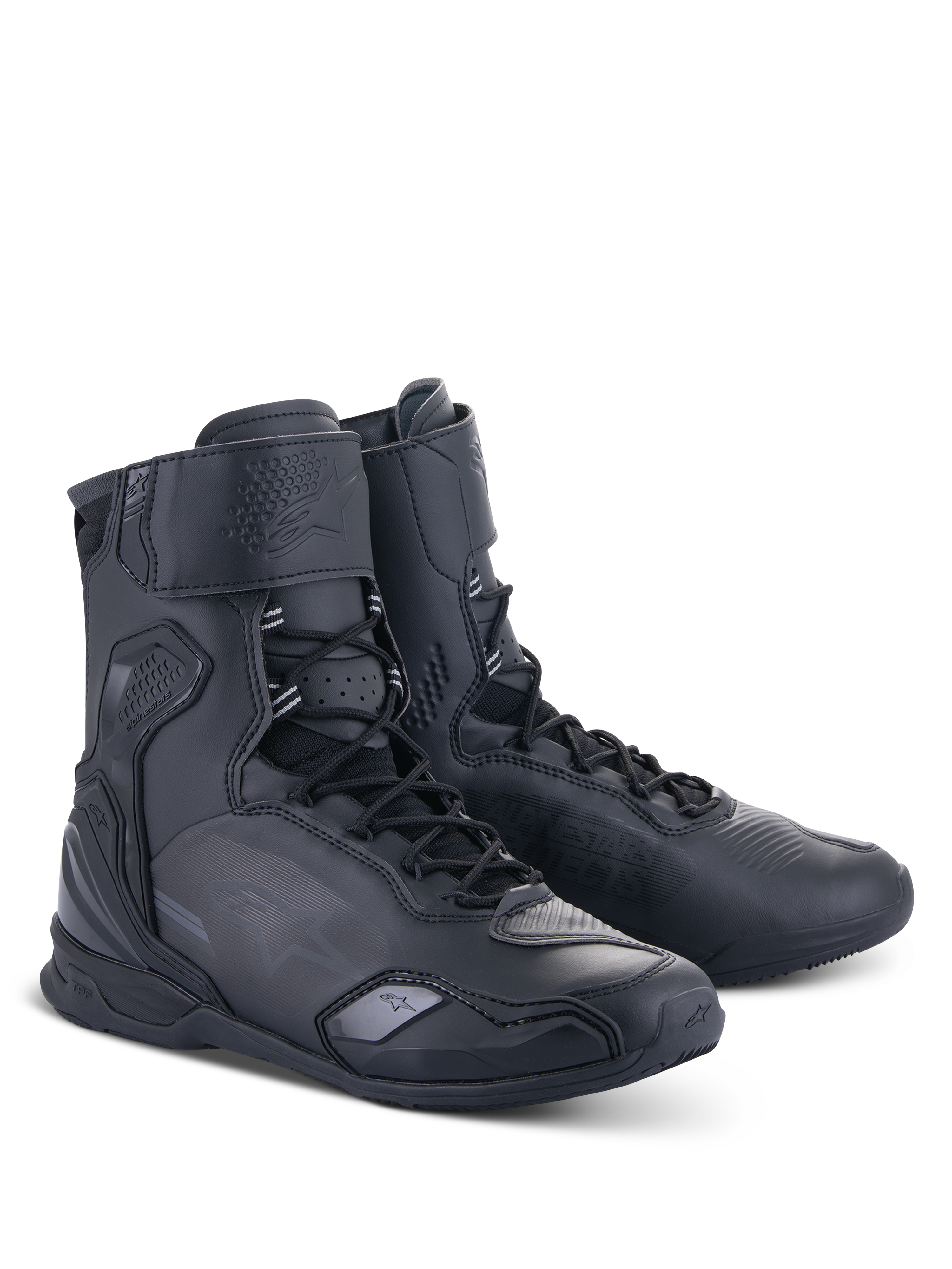 Scarpe Alpinestars Superfaster, scarpe da moto a profilo alto nero su nero, dotate di sistema di allacciatura rapida, protezioni rinforzate per caviglia e tallone, elegante struttura in microfibra per la guida su strada.