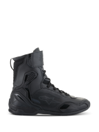 Scarpe Alpinestars Superfaster, scarpe da moto, nero, vista laterale di calzature tecniche alte con protezione integrata, sistema di allacciatura rapida e cinturino in velcro sulla caviglia