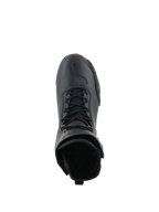 Scarpe Alpinestars Superfaster, scarpe da moto, nero su nero, vista dall'alto che mette in risalto il sistema di allacciatura rapida e il colletto alto, design tecnico elegante con zona della punta rinforzata.