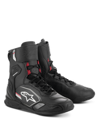 Scarpe Alpinestars Superfaster, scarpe da moto, nero, grigio e rosso acceso, profilo alto con protezione integrata per tibia e caviglia, sistema di allacciatura rapida, design sportivo con logo Alpinestars
