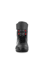 Scarpe Alpinestars Superfaster, scarpe da moto in nero, grigio e rosso brillante, vista frontale che mostra i lacci rapidi con passanti rossi, profilo protettivo alto con cinturino alla caviglia, punta rinforzata e design tecnico per prestazioni stradali e sportive