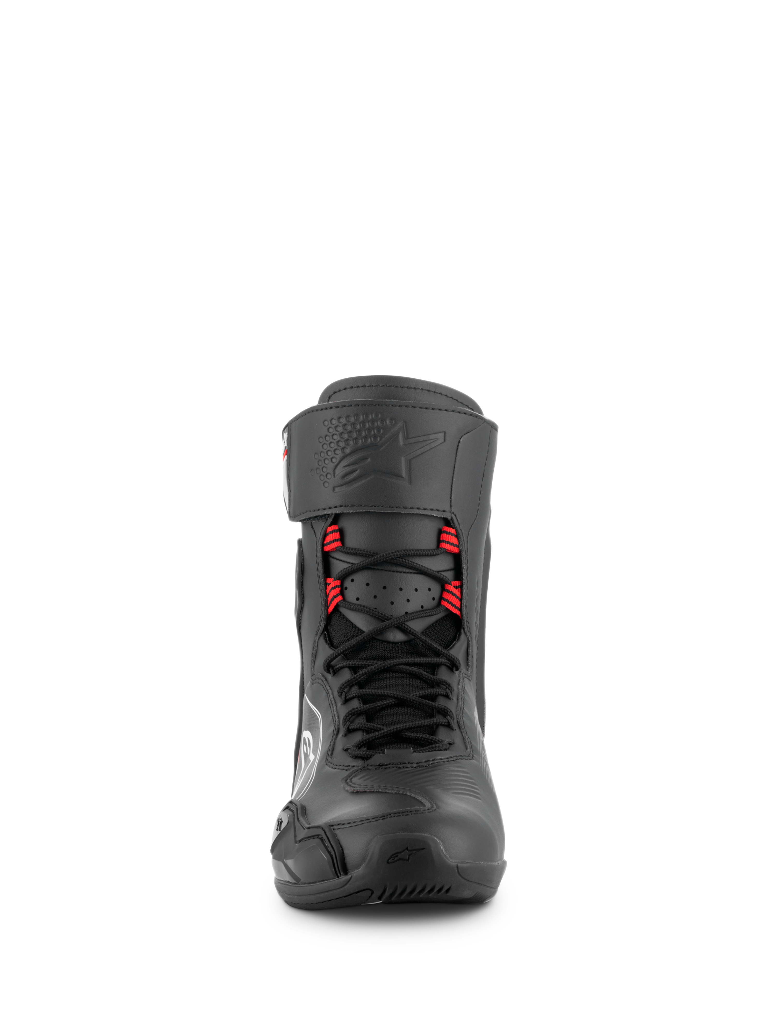 Scarpe Alpinestars Superfaster, scarpe da moto in nero, grigio e rosso brillante, vista frontale che mostra i lacci rapidi con passanti rossi, profilo protettivo alto con cinturino alla caviglia, punta rinforzata e design tecnico per prestazioni stradali e sportive