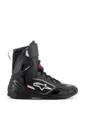 Scarpe Alpinestars Superfaster, scarpe da moto a taglio alto, nero, grigio e rosso acceso, vista laterale di profilo con il logo Alpinestars bianco, protezione rinforzata per caviglia e tallone, sistema di allacciatura con cinturino superiore.